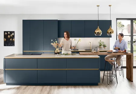 glückliches Paar in blauer Inselküche